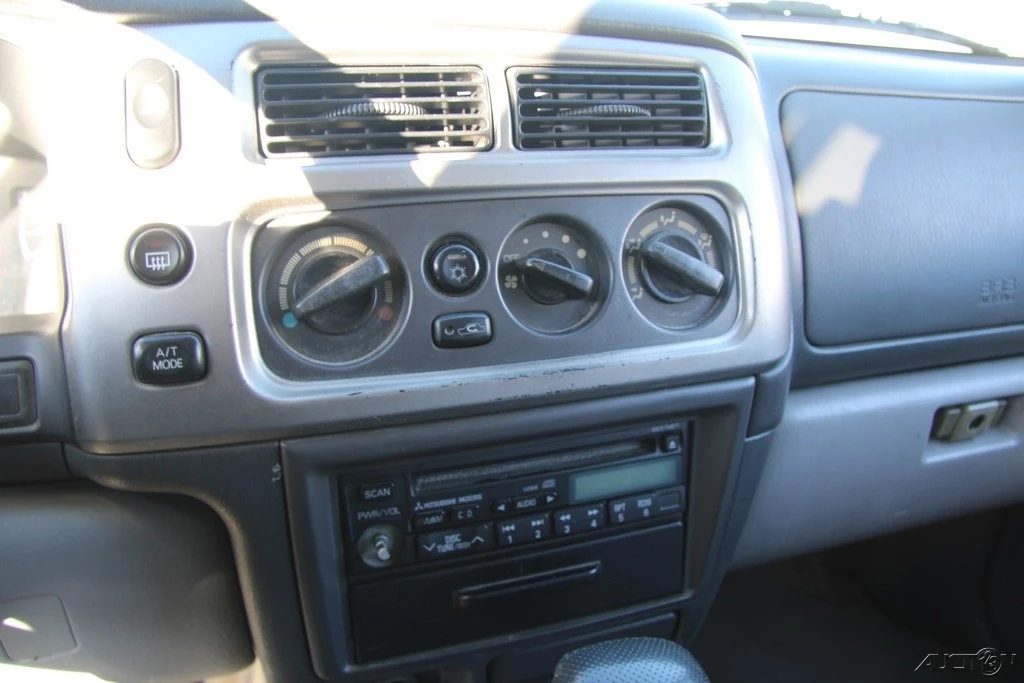 2001 Mitsubishi Pajero/Montero 3rd Gen - Image 16 of 21