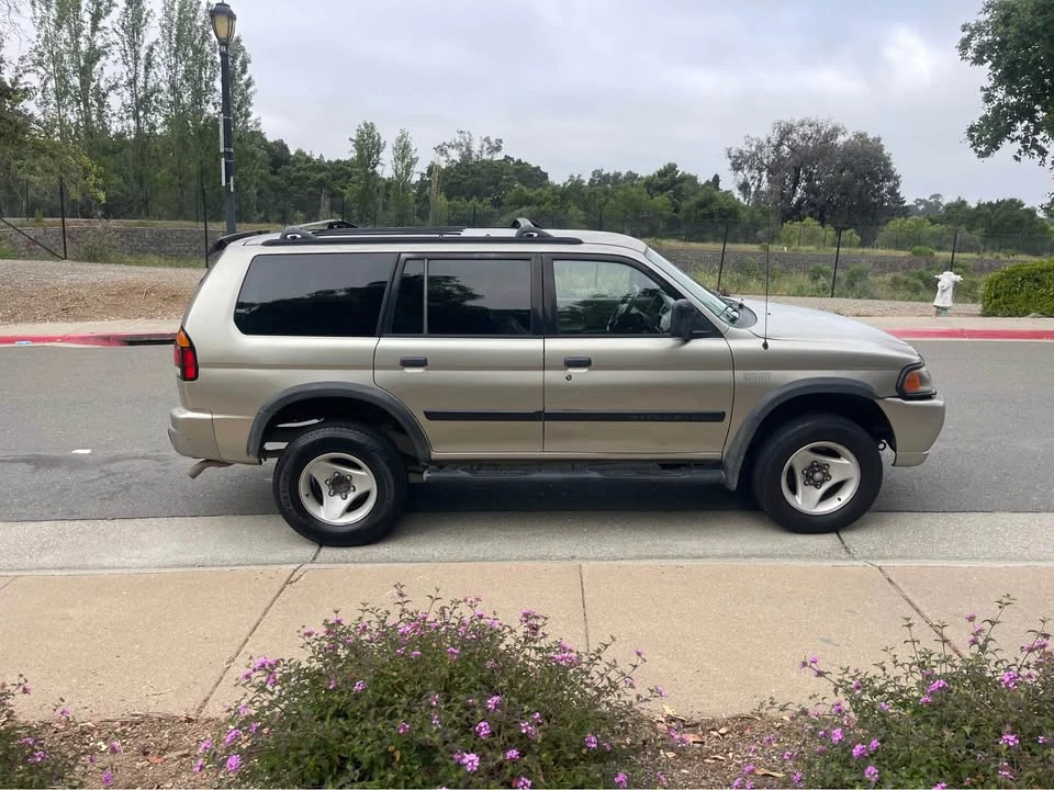 2001 Mitsubishi Pajero/Montero - Image 2 of 4