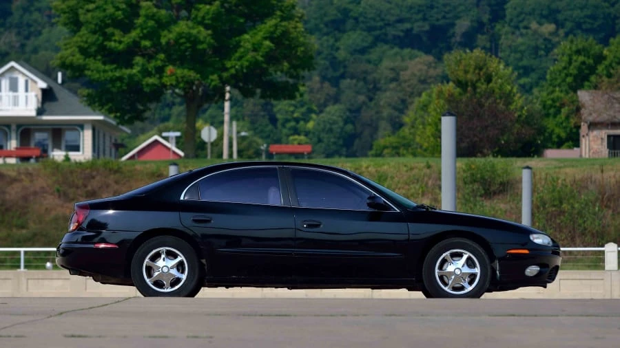2001 Oldsmobile Aurora - Image 2 of 12