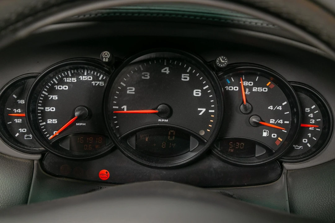 2001 Porsche 996 Carrera - Image 10 of 31