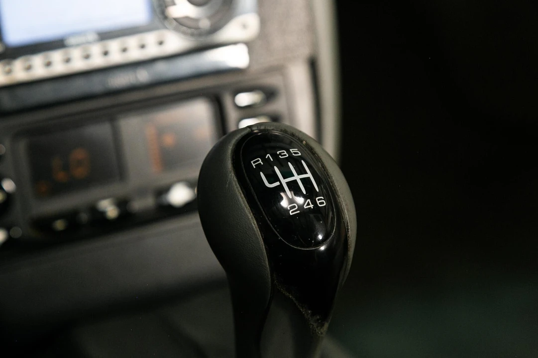 2001 Porsche 996 Carrera - Image 28 of 31