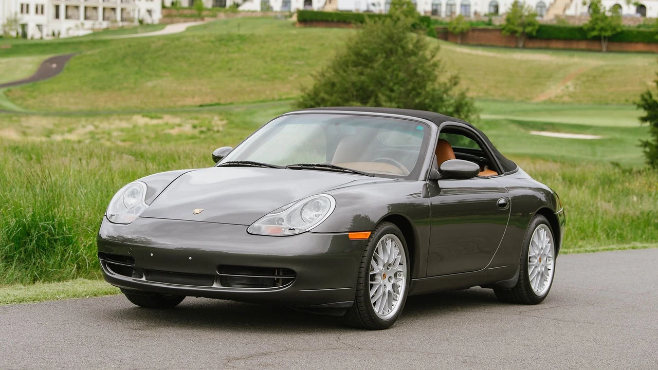 2001 Porsche 996 Carrera 4 - Image 5 of 31
