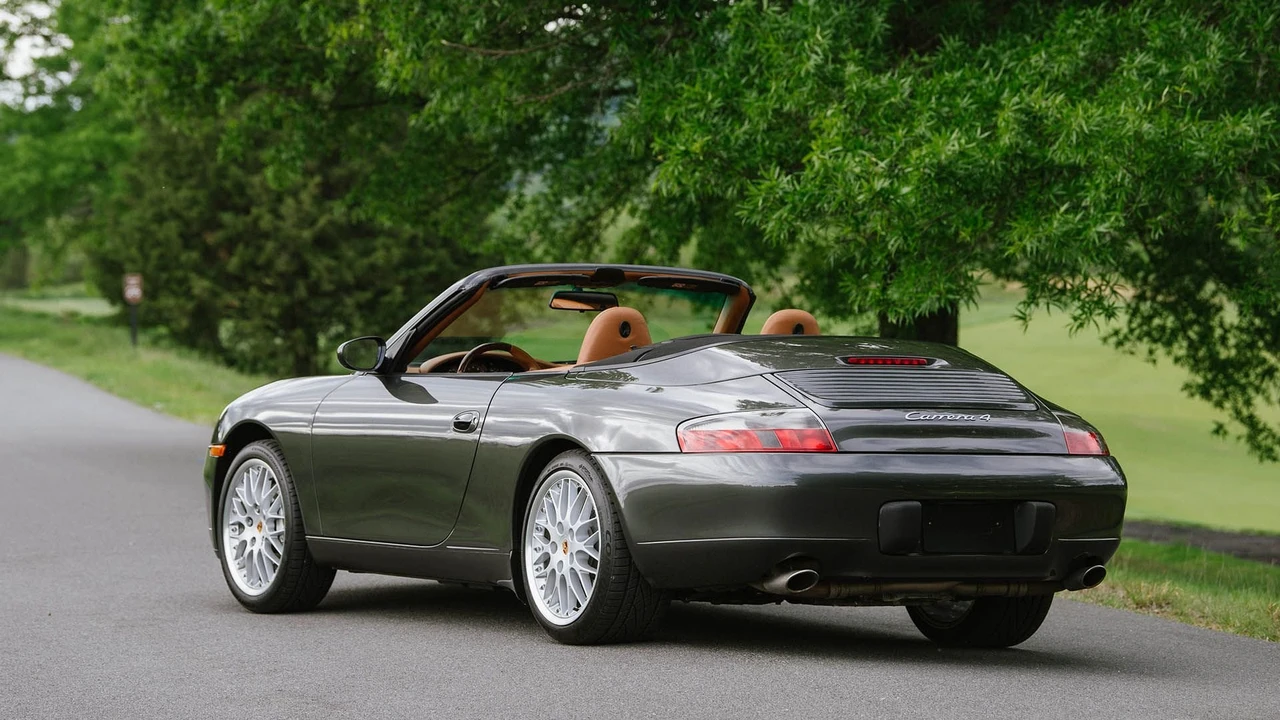 2001 Porsche 996 Carrera 4 - Image 13 of 31