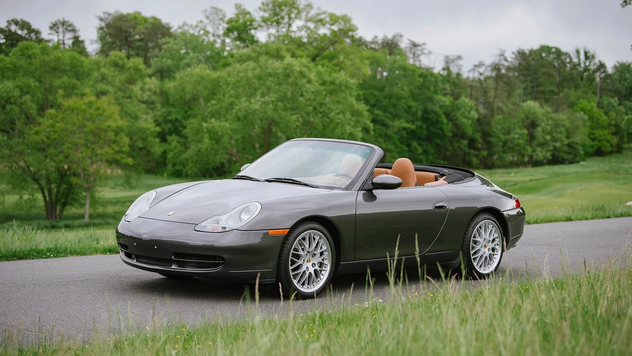 2001 Porsche 996 Carrera 4 - Image 11 of 31