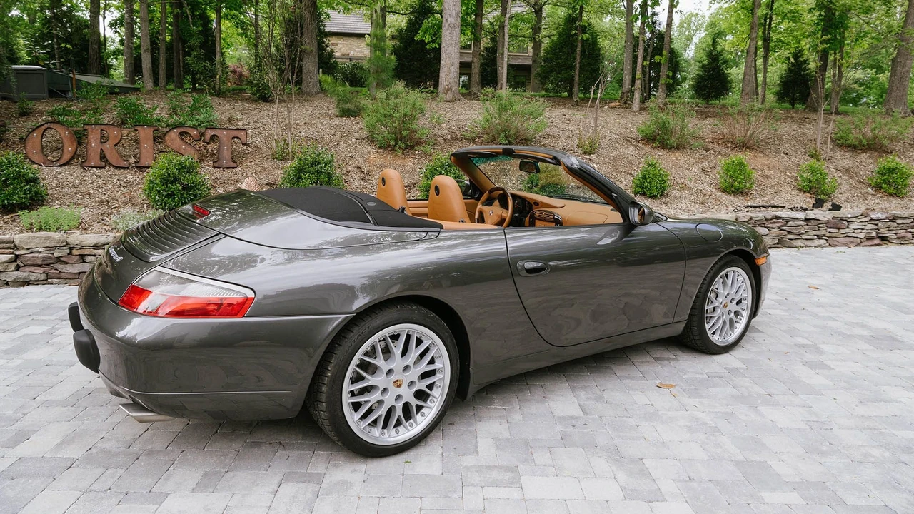 2001 Porsche 996 Carrera 4 - Image 17 of 31