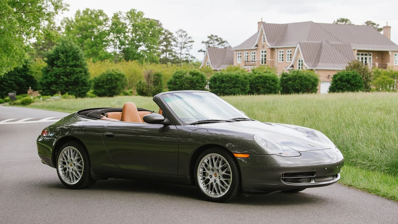 2001 Porsche 996 Carrera 4 - Image 12 of 31