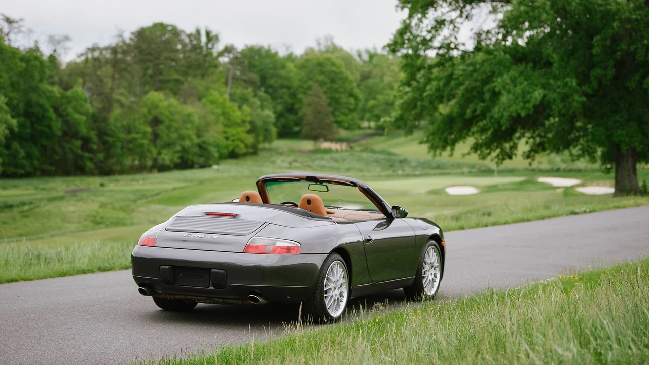 2001 Porsche 996 Carrera 4 - Image 6 of 31