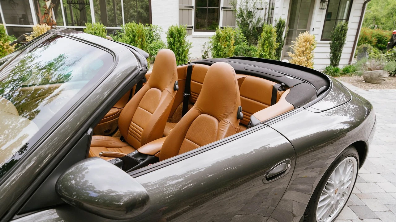 2001 Porsche 996 Carrera 4 - Image 27 of 31