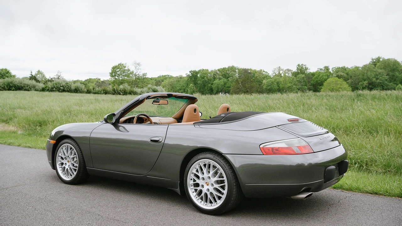 2001 Porsche 996 Carrera 4 - Image 14 of 31