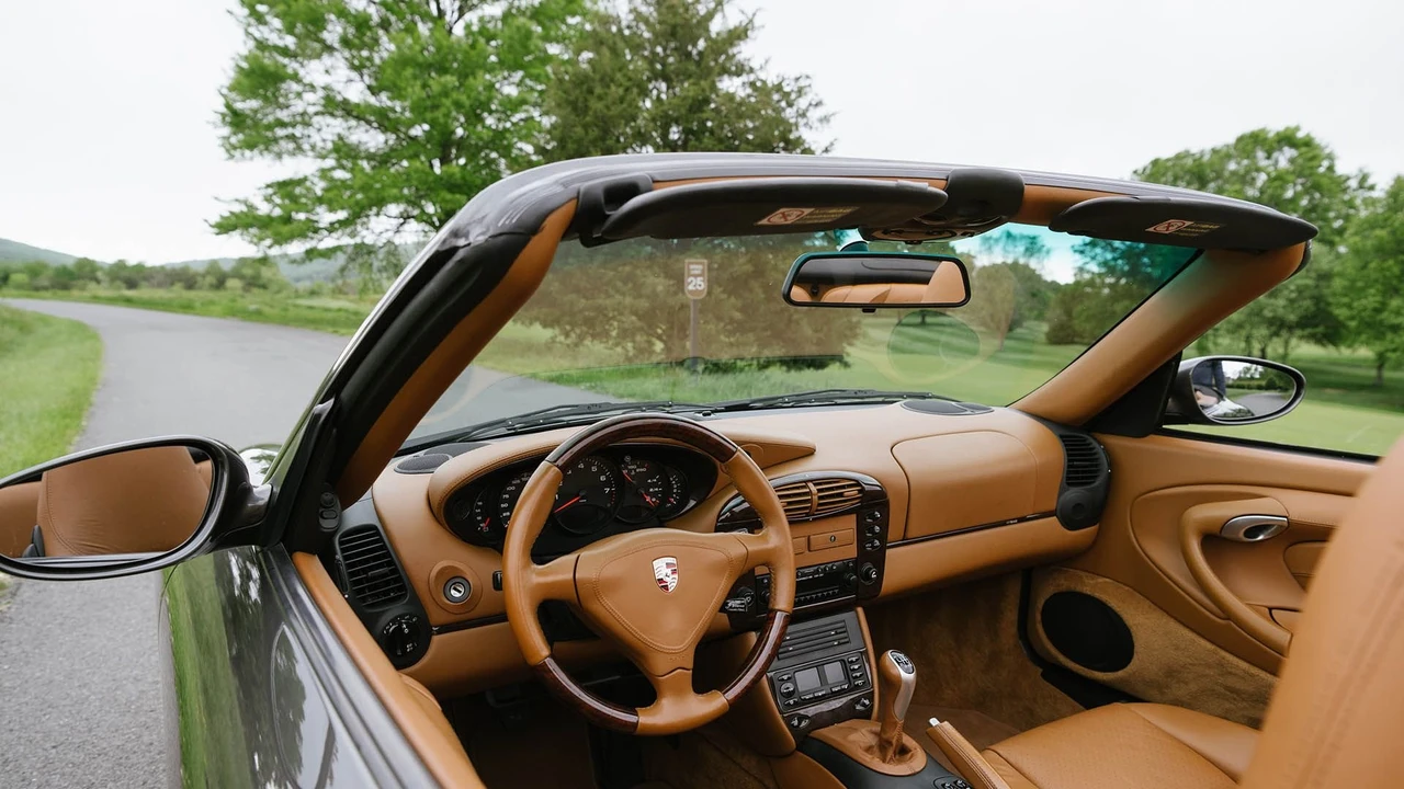 2001 Porsche 996 Carrera 4 - Image 24 of 31