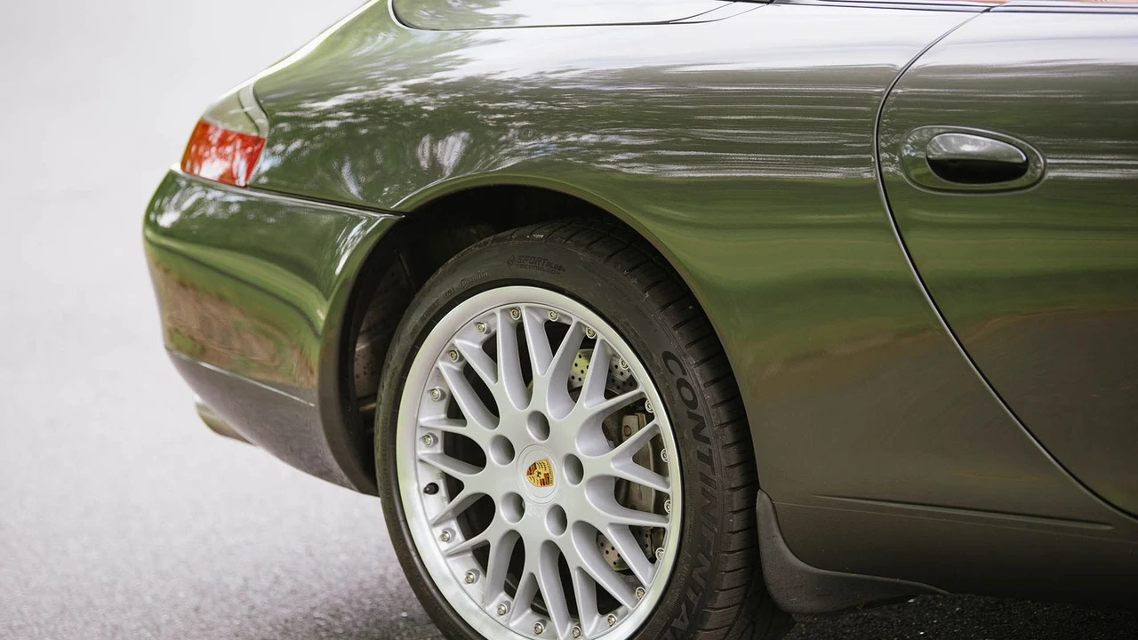 2001 Porsche 996 Carrera 4 - Image 22 of 31