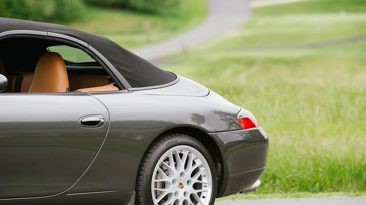 2001 Porsche 996 Carrera 4 - Image 21 of 31