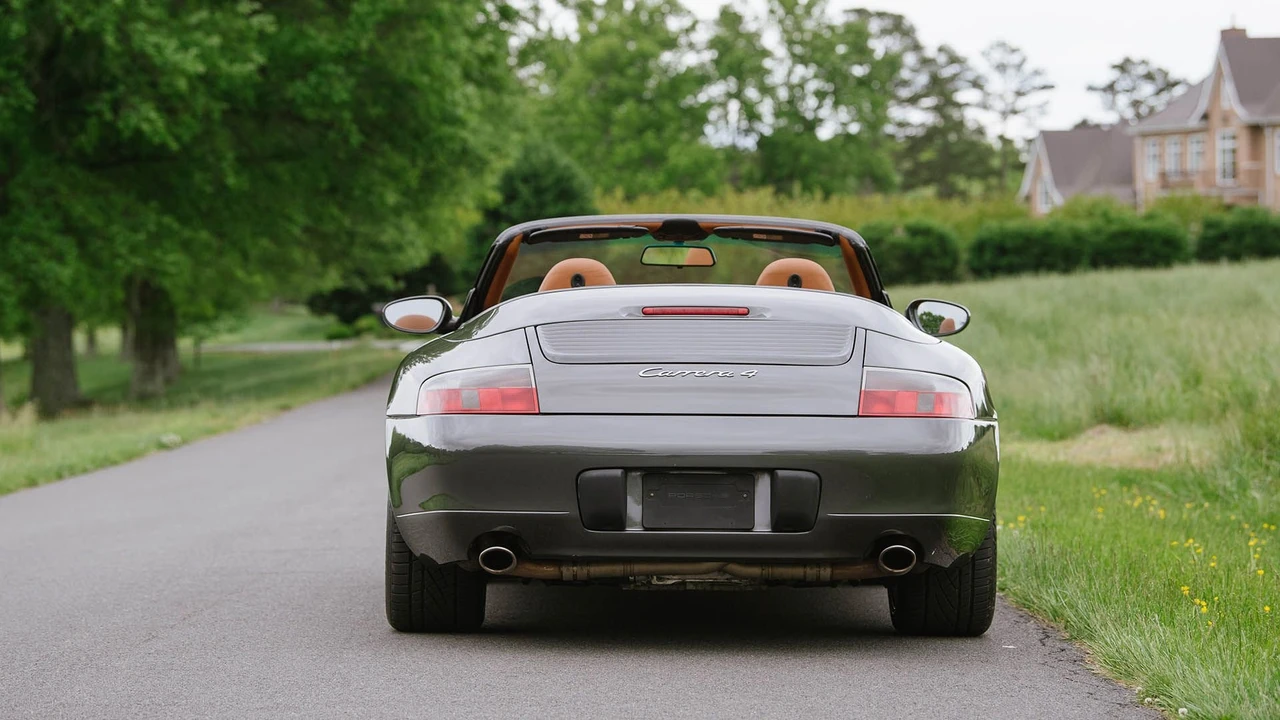 2001 Porsche 996 Carrera 4 - Image 10 of 31