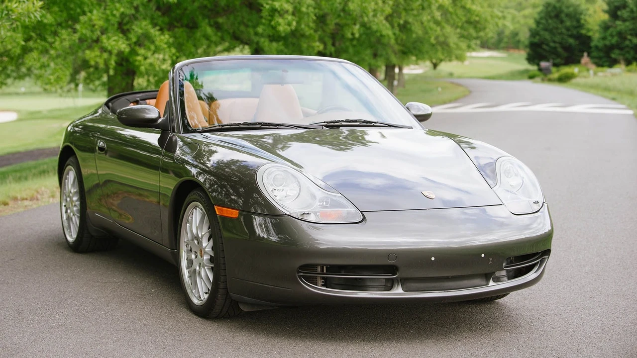 2001 Porsche 996 Carrera 4 - Image 16 of 31