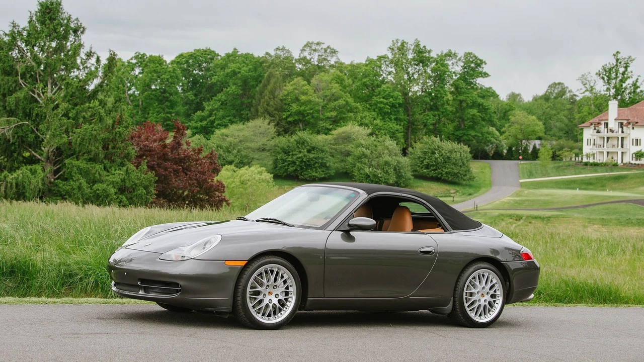 2001 Porsche 996 Carrera 4 - Image 15 of 31
