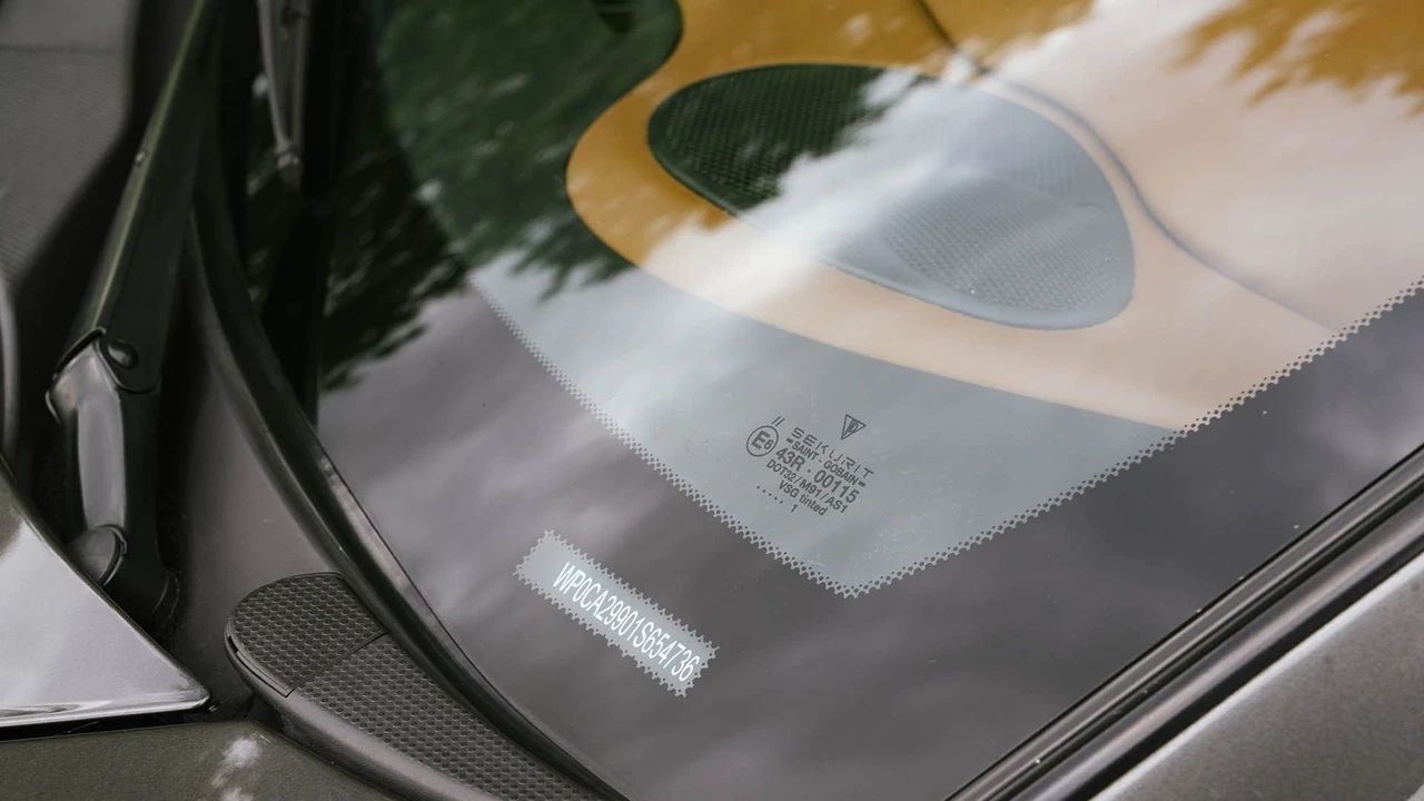2001 Porsche 996 Carrera 4 - Image 26 of 31