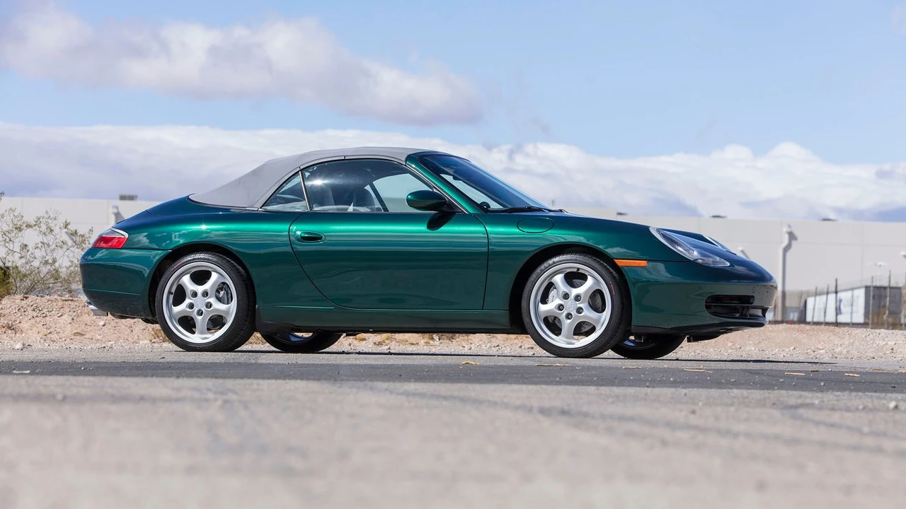 2001 Porsche 996 Carrera 4 - Image 13 of 31