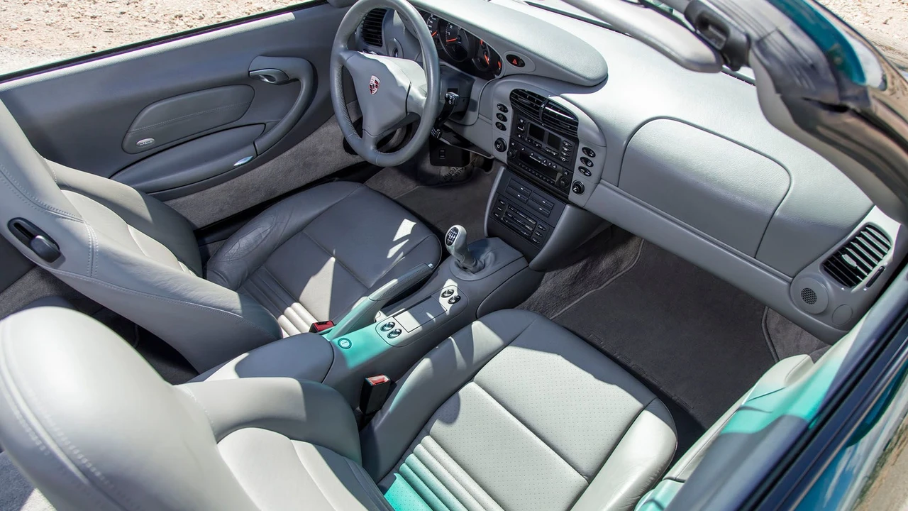 2001 Porsche 996 Carrera 4 - Image 5 of 31