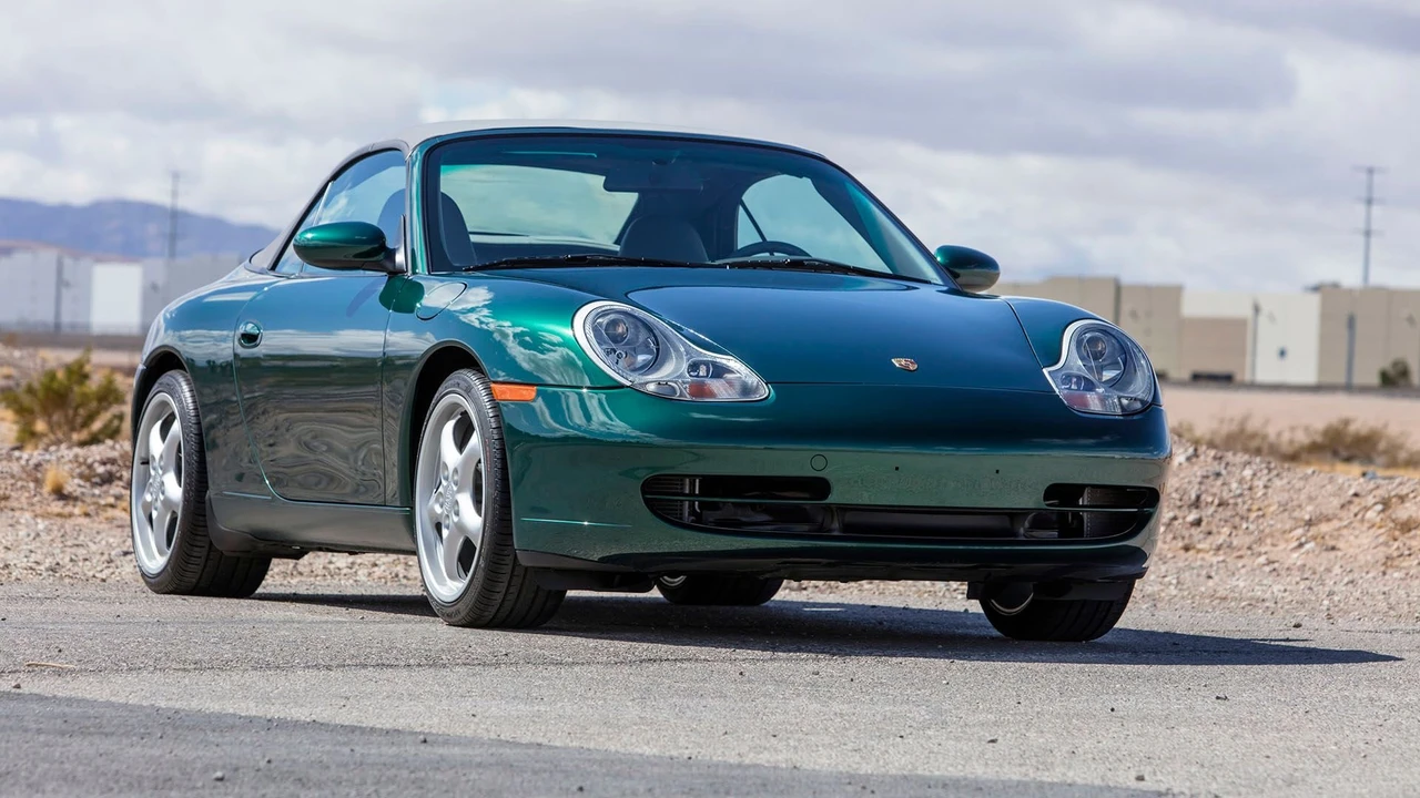 2001 Porsche 996 Carrera 4 - Image 15 of 31