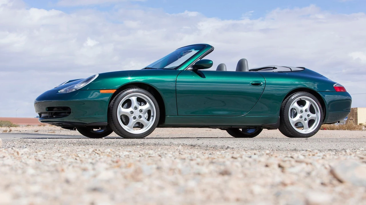 2001 Porsche 996 Carrera 4 - Image 12 of 31