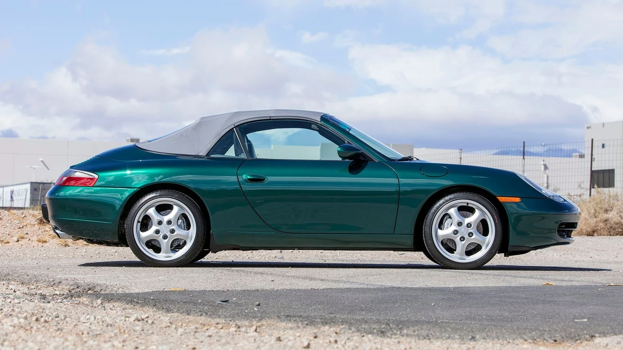 2001 Porsche 996 Carrera 4 - Image 17 of 31