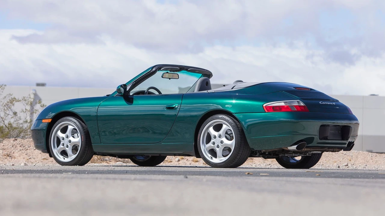 2001 Porsche 996 Carrera 4 - Image 22 of 31