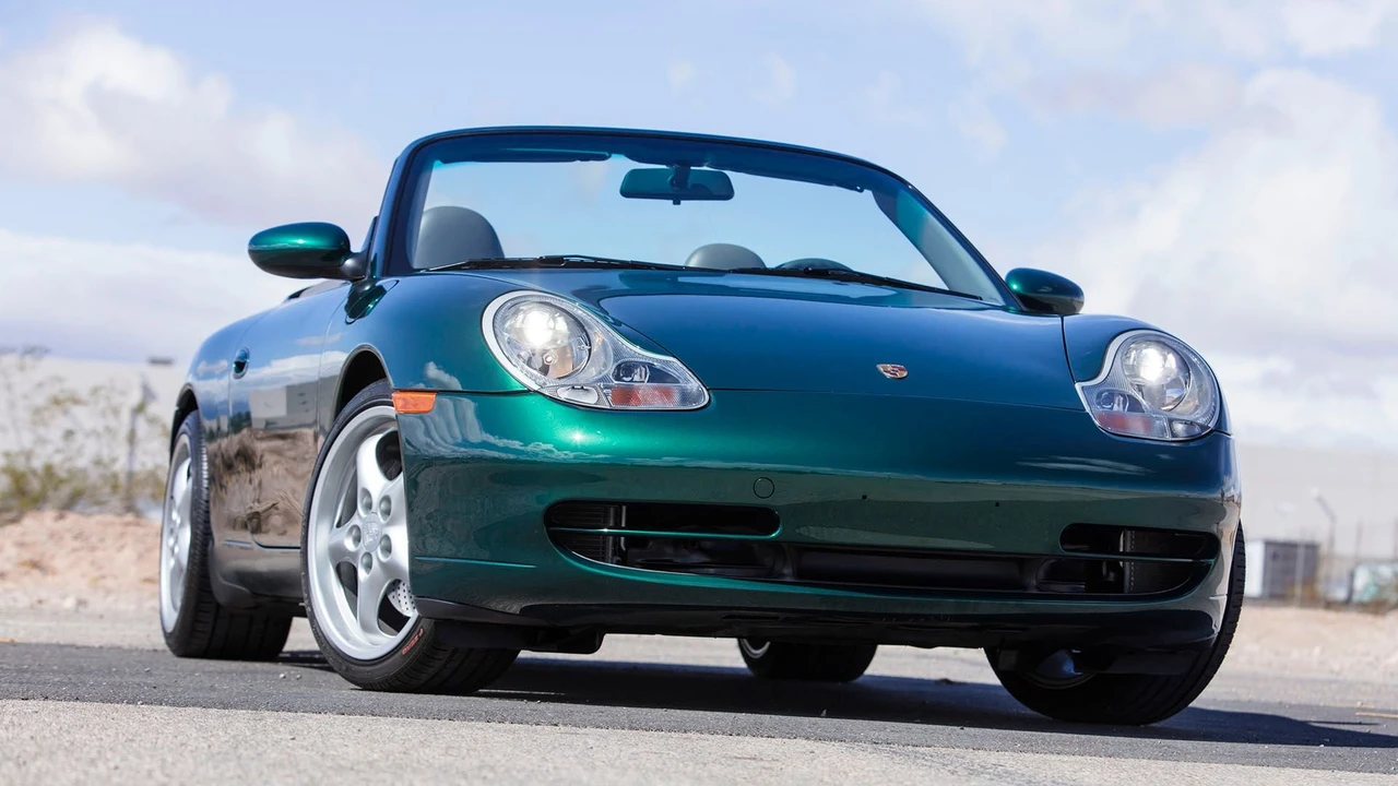 2001 Porsche 996 Carrera 4 - Image 14 of 31