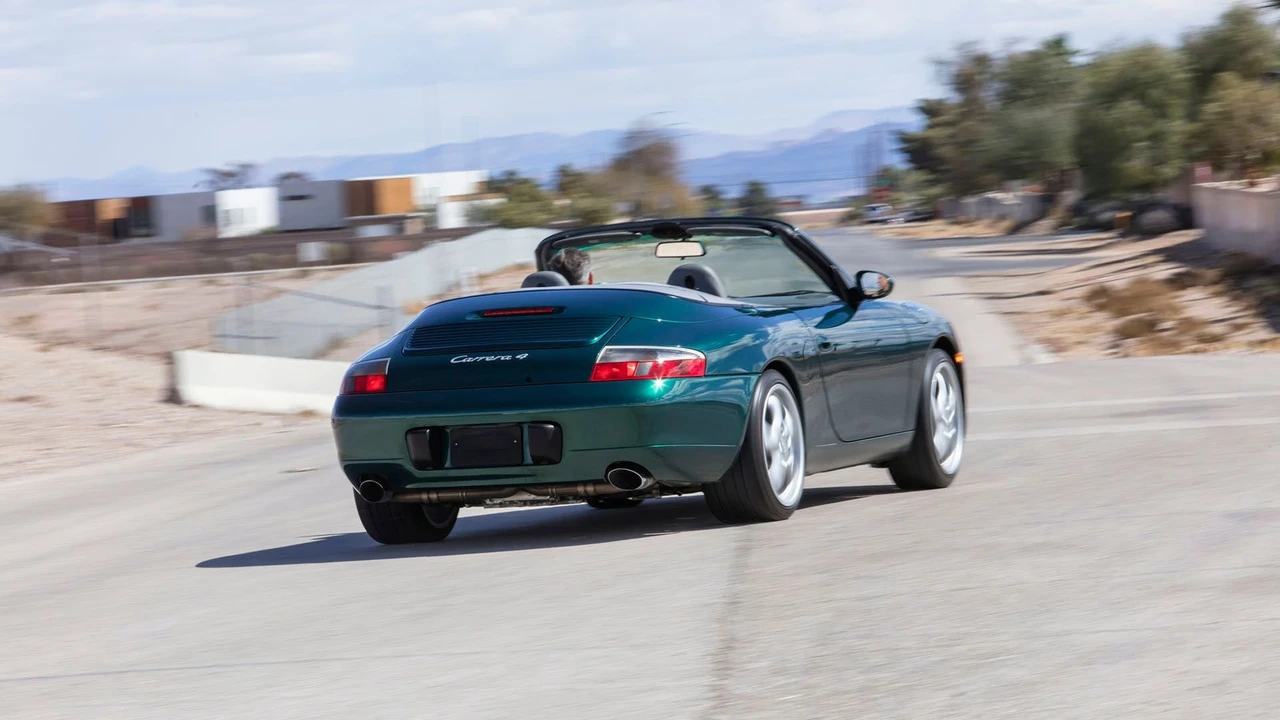 2001 Porsche 996 Carrera 4 - Image 16 of 31