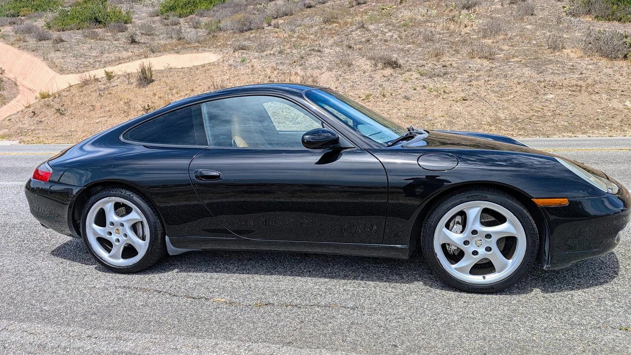 2001 Porsche 996 Carrera 4 - Image 17 of 31