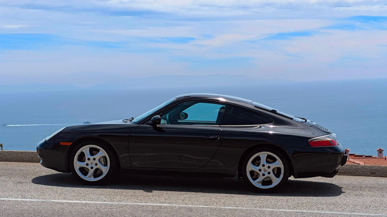 2001 Porsche 996 Carrera 4 - Image 9 of 31