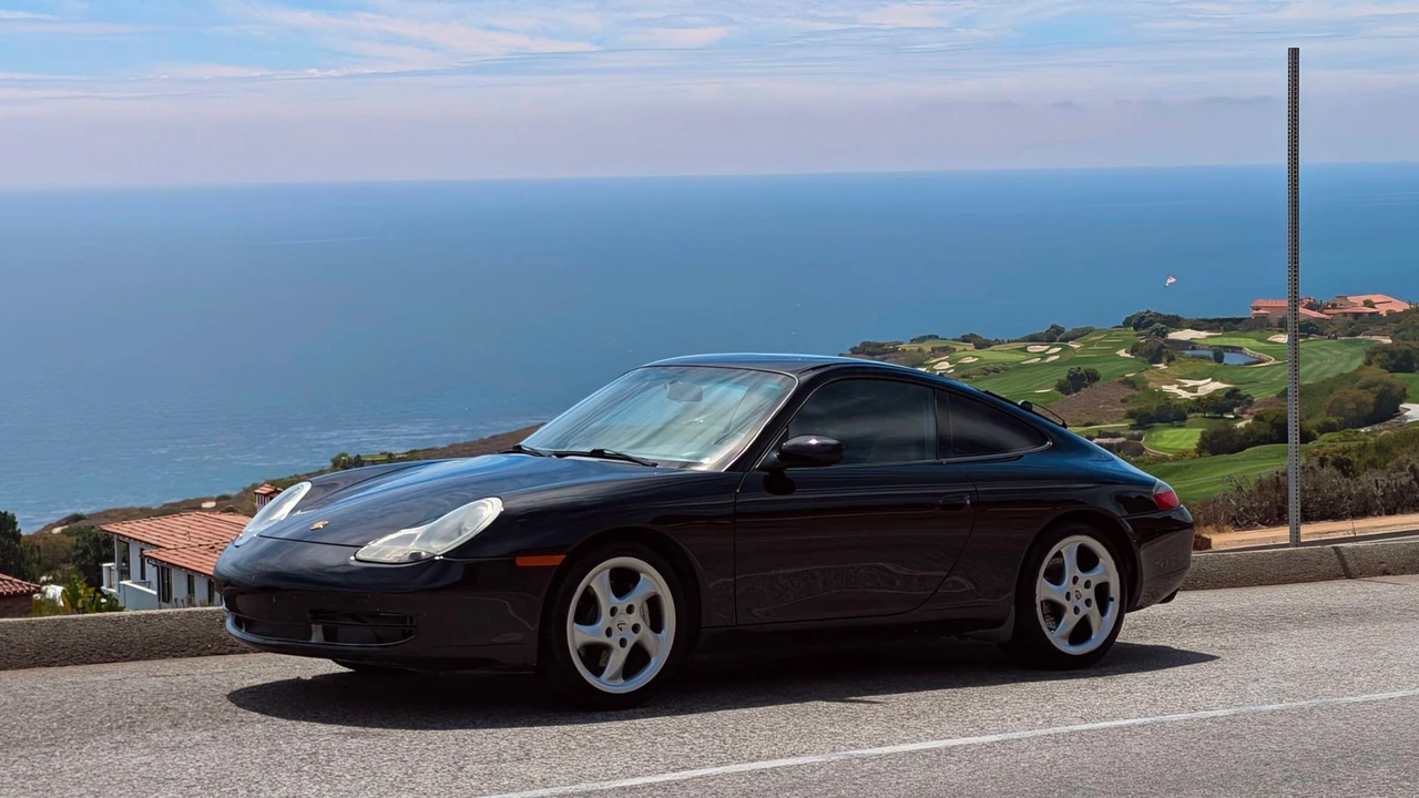 2001 Porsche 996 Carrera 4 - Image 8 of 31