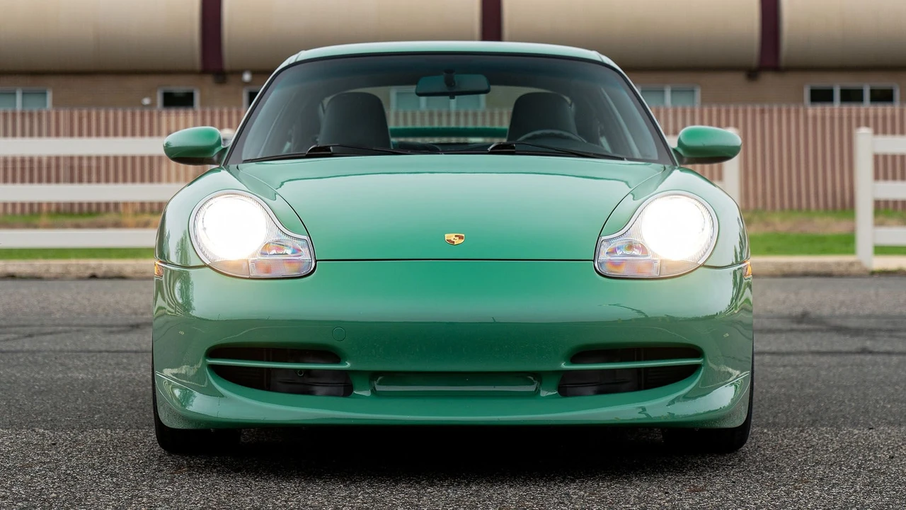 2001 Porsche 996 Carrera 4 - Image 18 of 31