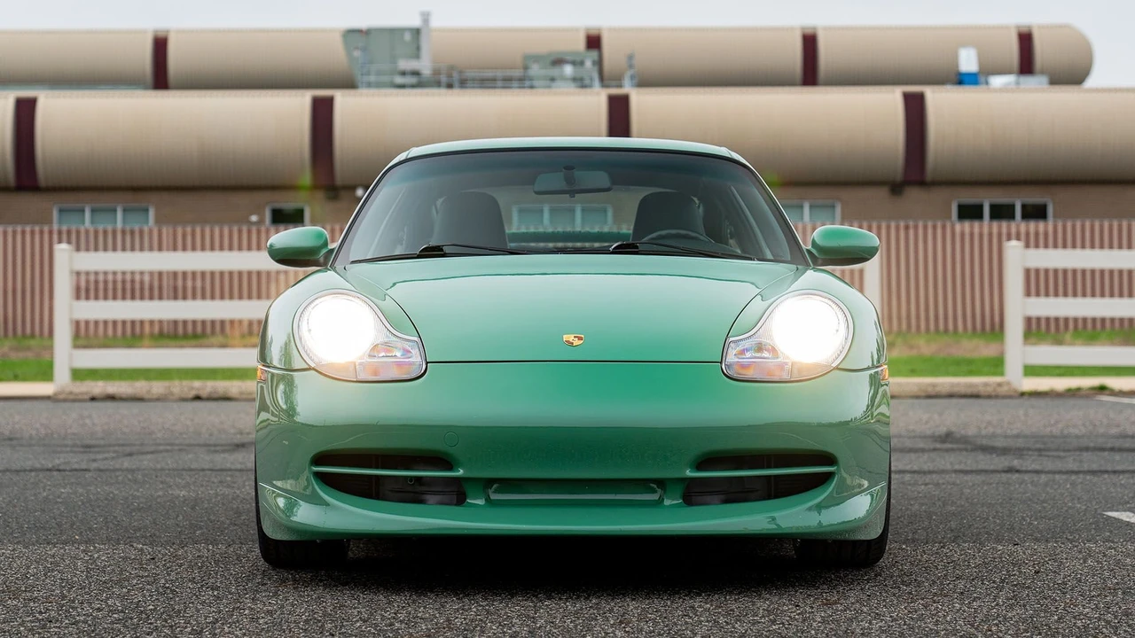 2001 Porsche 996 Carrera 4 - Image 17 of 31