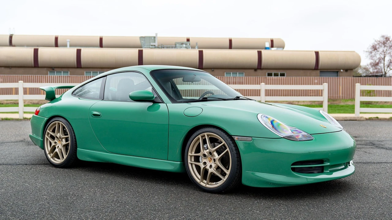 2001 Porsche 996 Carrera 4 - Image 8 of 31