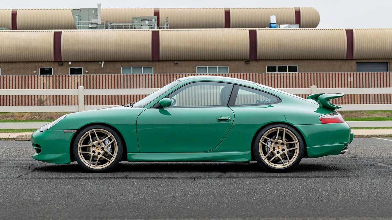 2001 Porsche 996 Carrera 4 - Image 13 of 31