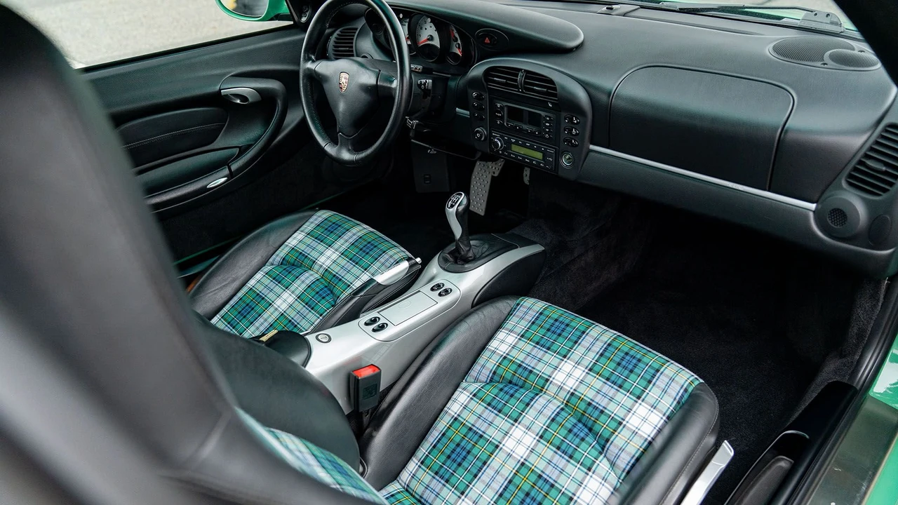 2001 Porsche 996 Carrera 4 - Image 9 of 31