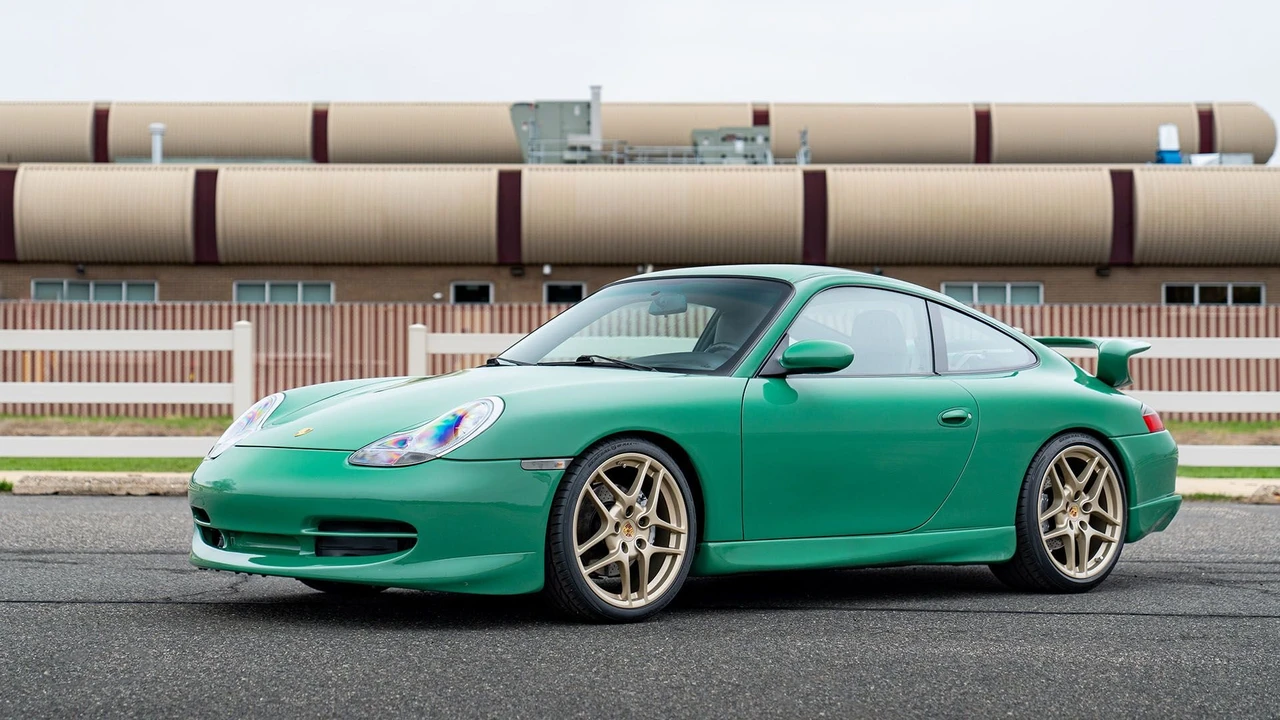 2001 Porsche 996 Carrera 4 - Image 11 of 31