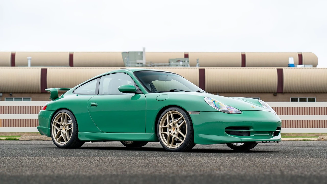 2001 Porsche 996 Carrera 4 - Image 3 of 31