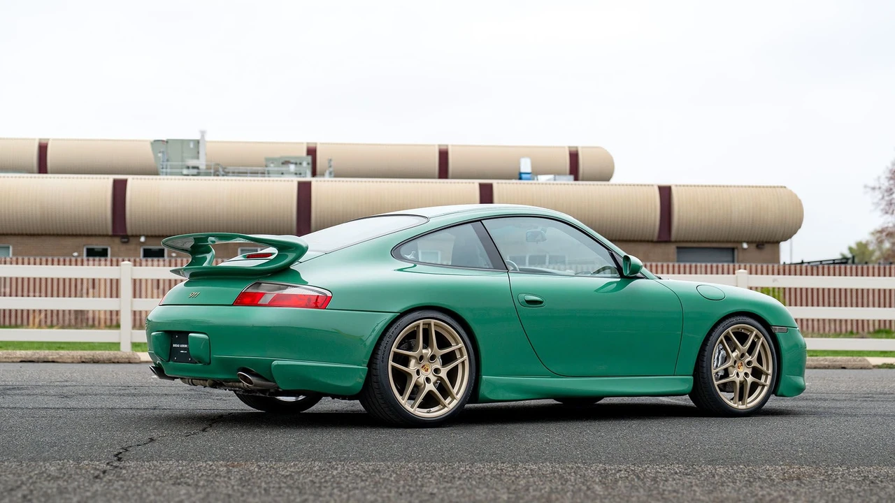 2001 Porsche 996 Carrera 4 - Image 16 of 31