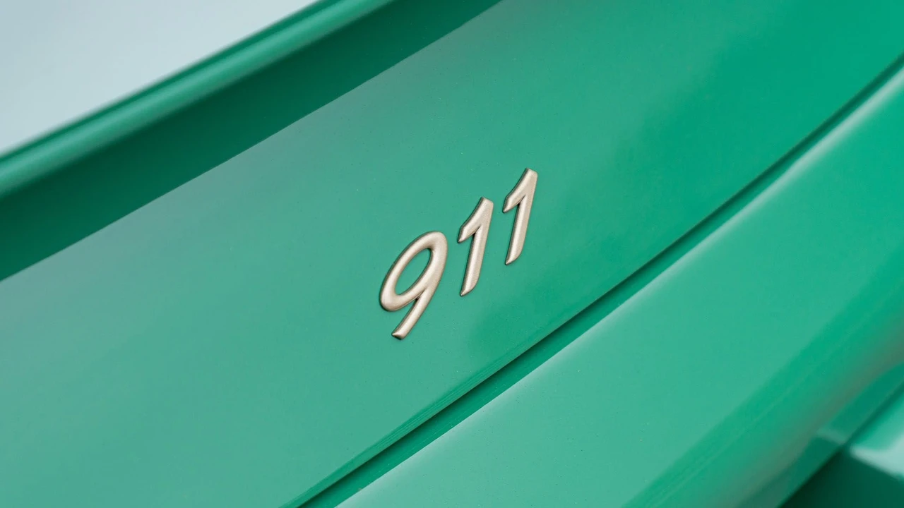 2001 Porsche 996 Carrera 4 - Image 27 of 31