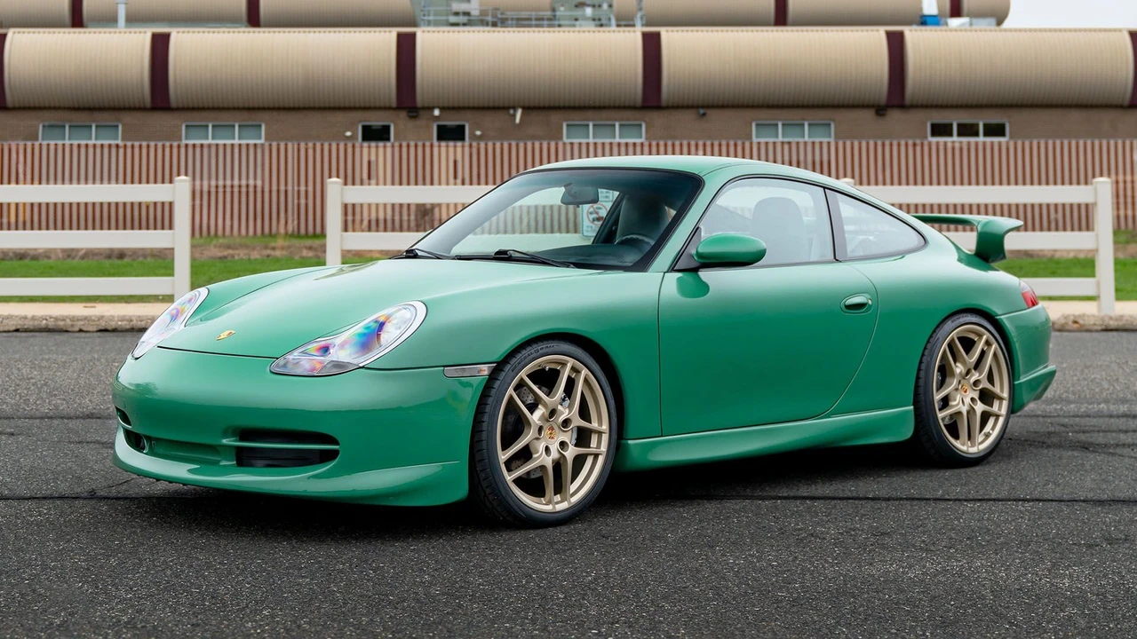 2001 Porsche 996 Carrera 4 - Image 14 of 31
