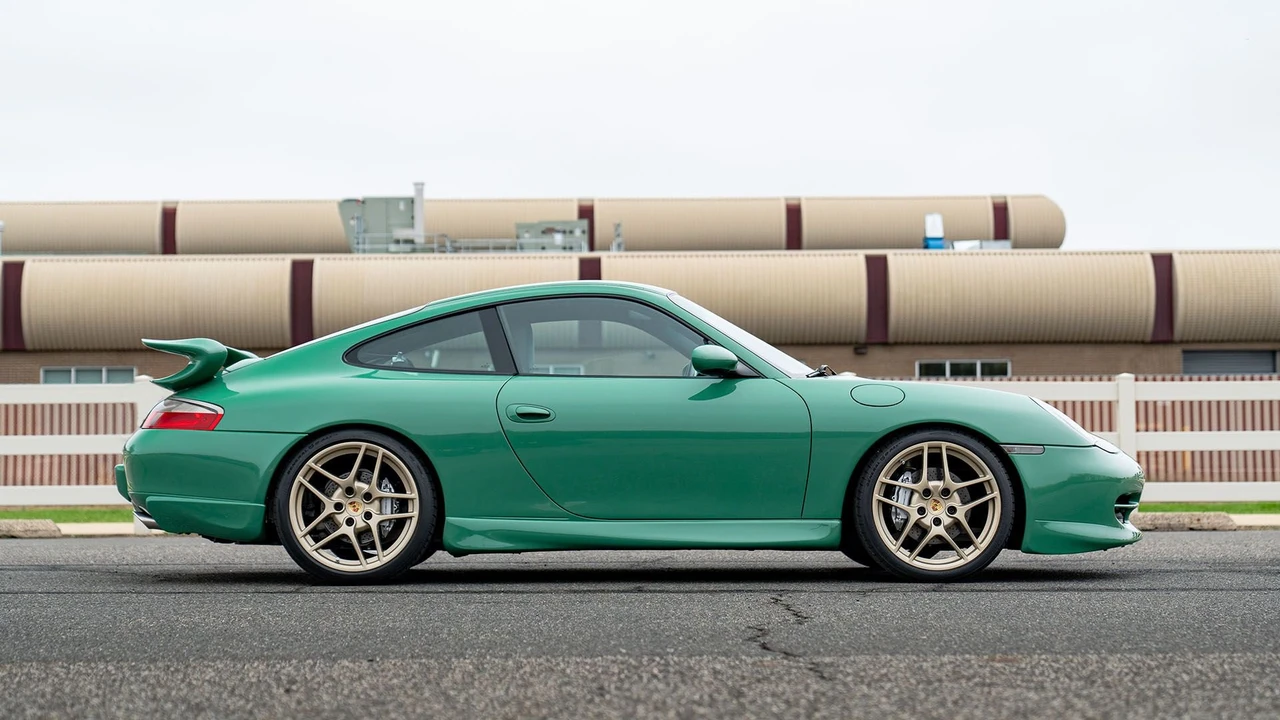 2001 Porsche 996 Carrera 4 - Image 6 of 31