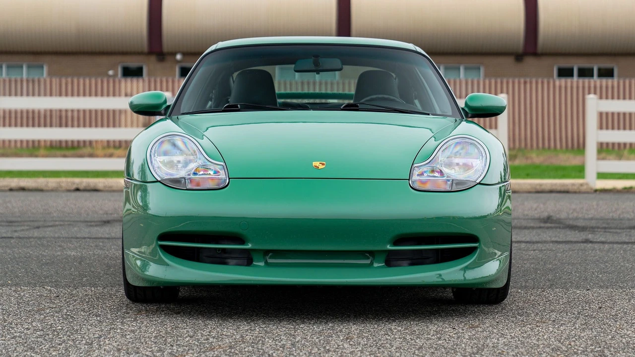 2001 Porsche 996 Carrera 4 - Image 4 of 31