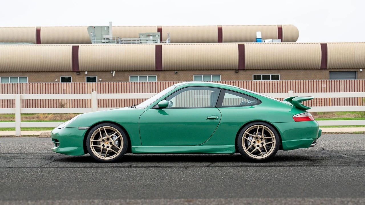 2001 Porsche 996 Carrera 4 - Image 15 of 31