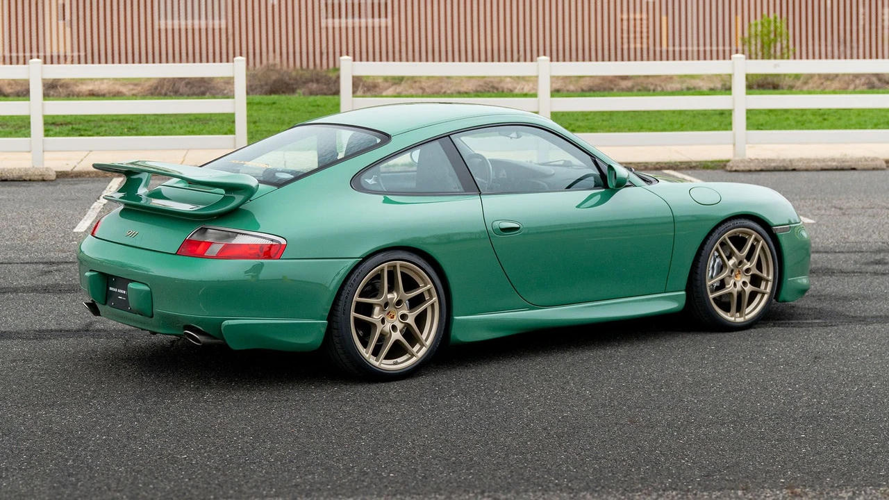 2001 Porsche 996 Carrera 4 - Image 12 of 31