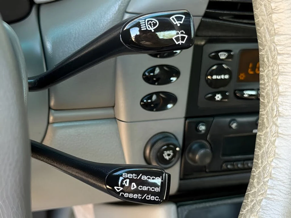 2001 Porsche 996 Carrera - Image 28 of 31