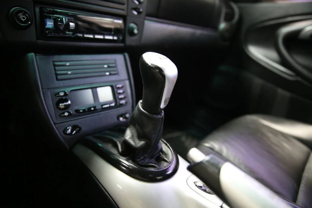 2001 Porsche 996 Carrera - Image 9 of 31