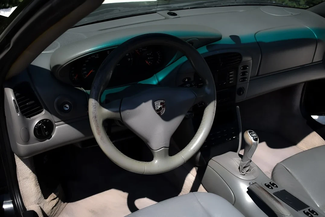 2001 Porsche 996 Carrera - Image 28 of 31