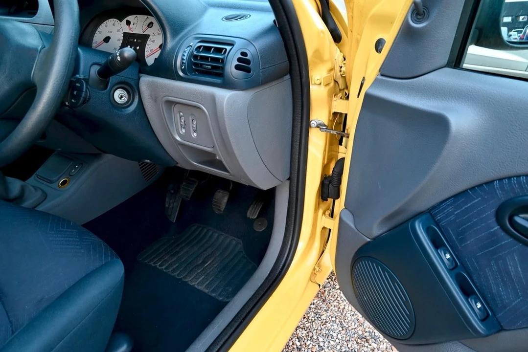 2001 Renault Clio 2nd Gen - Image 27 of 30