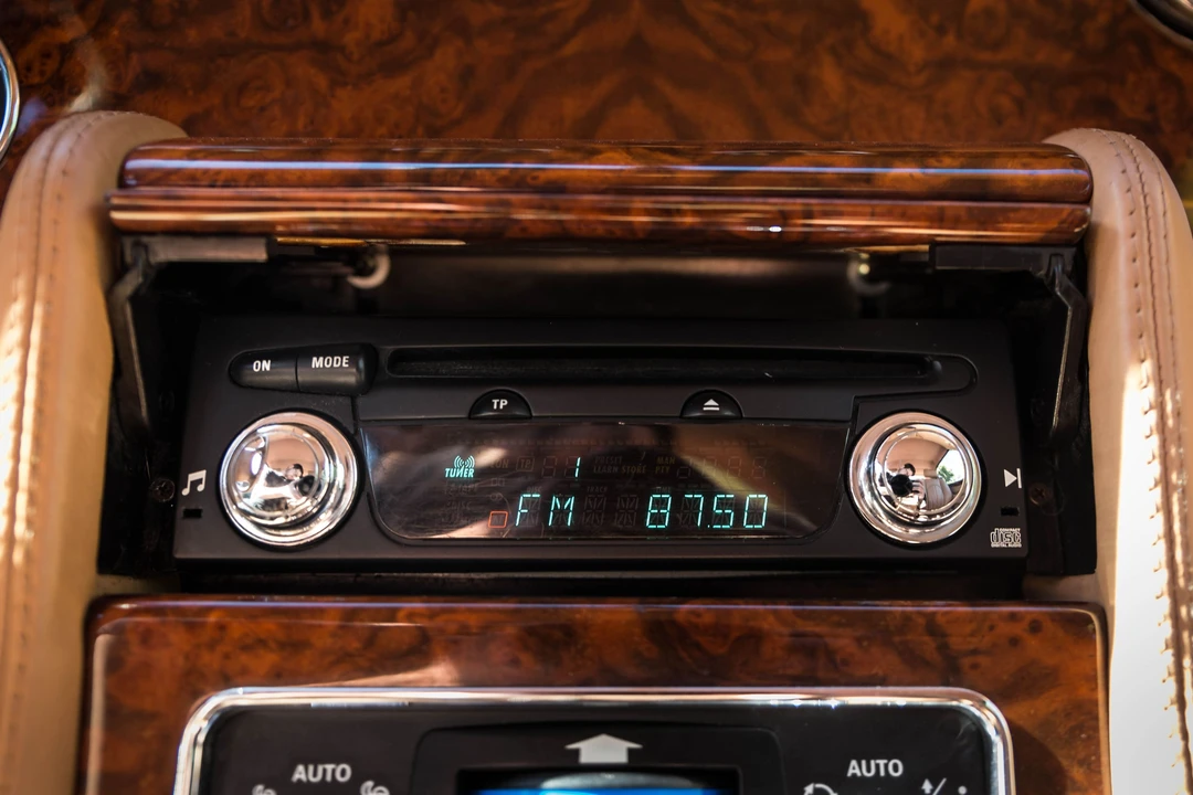 2001 Rolls-Royce Corniche Series V - Image 9 of 31